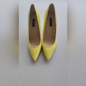 Ladies light yellow pumps